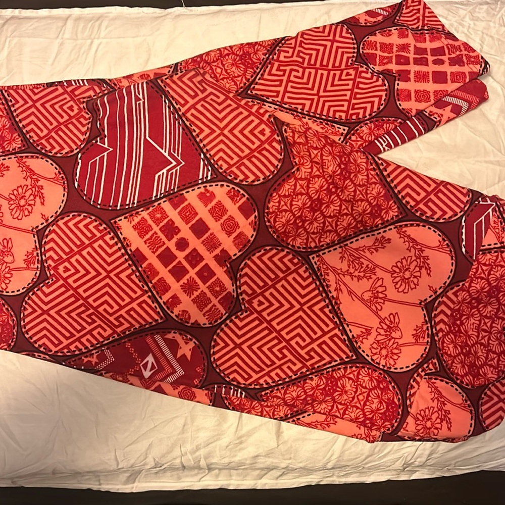 Tall and curvy lularoe valentines leggings.